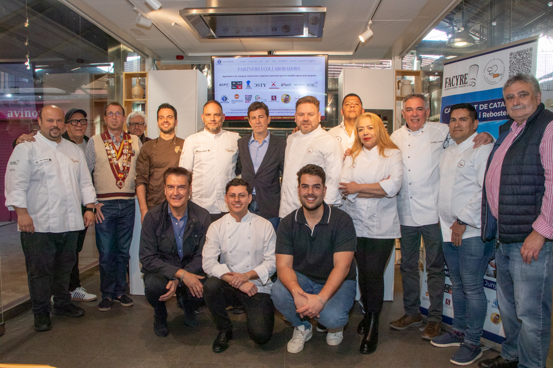 De izquierda a derecha de pie: Jordi Esteve (Rte. Nectari), Joan Ramon Comerma (CSTY), Frank Thomas Merten (La Chaîne des Rôtisseurs España). Enrique Sallarés (Cooking Books), Carles Heras (IFP Sant Cugat), Xavier Lahuerta (Hotel Mercer), Jordi Mas (presidente BOQUERIA), Jani Paasikoski (presidente ACYRE arcelona), Emanuel Márquez (ESCOFRUIT). Mónica Sierra (ACYRE), Evaristo Triano (Maestro Arrocero), Rogelio Ardaya (La Mammatina) y Jaume Ugellés (Maestro Pastelero). En cuclillas: Roberto Torregrosa (presidente de la ACPT), Diego Mejía (Máster Pastry Chef) y Cristian Sánchez (Top Food Bcn) - Fotógrafo LUIS GARGON